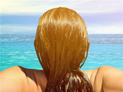 如何保护游泳后的头发