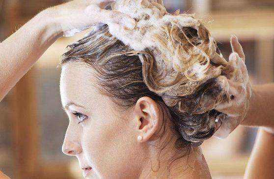 怎样改善女性油头发