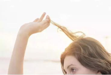 为什么女性发缝处更容易脱发？